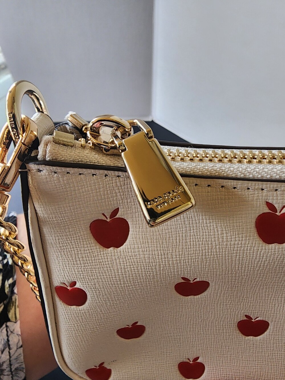 Kate Spade X Disney Snow White Apple Print Crossbody, EUC - Picture 6 of 7
